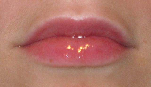 Бальзам для губ Glossy Lipbalm от Essence фото 3
